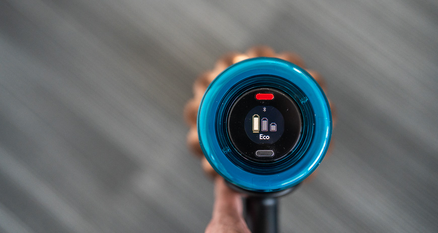 Recenze: Tyčový vysavač Dyson V16 Piston Animal Submarine™ – Expert na podlahy 3 v 1 Záběr na displej tyčového vysavače Dyson V16 Piston Animal Submarine™ zobrazující nastavení ECO režimu