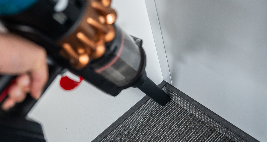 Recenze: Tyčový vysavač Dyson V16 Piston Animal Submarine™ – Expert na podlahy 3 v 1 Tyčový vysavač Dyson V16 Piston Animal Submarine™ s úzkou trubicí vysává rohy místnosti