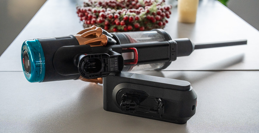 Recenze: Tyčový vysavač Dyson V16 Piston Animal Submarine™ – Expert na podlahy 3 v 1 Tyčový vysavač Dyson V16 Piston Animal Submarine™ leží s baterií na stole
