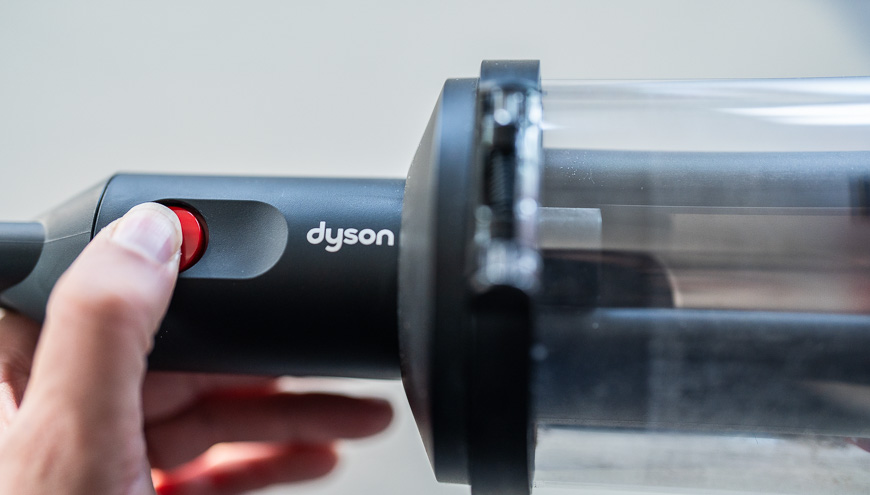 Recenze: Tyčový vysavač Dyson V16 Piston Animal Submarine™ – Expert na podlahy 3 v 1 Detailní zachycení nádržky tyčového vysavače Dyson V16 Piston Animal Submarine™