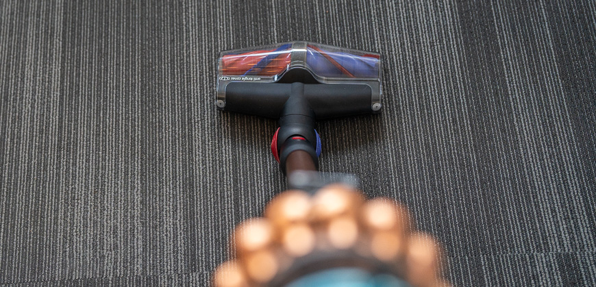 Recenze: Tyčový vysavač Dyson V16 Piston Animal Submarine™ – Expert na podlahy 3 v 1 Tyčový vysavač Dyson V16 Piston Animal Submarine™ vysává koberec