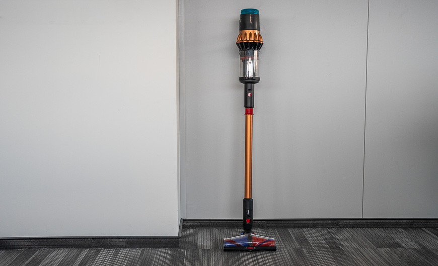 Recenze: Tyčový vysavač Dyson V16 Piston Animal Submarine™ – Expert na podlahy 3 v 1 Tyčový vysavač Dyson V16 Piston Animal Submarine™ stojící u zdi