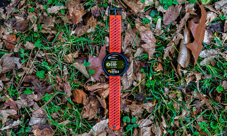 hodinky Suunto Race 2 položené na listí