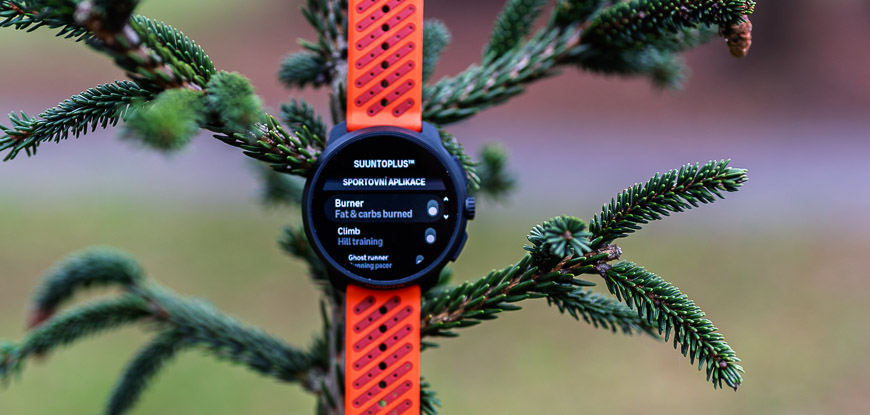 hodinky Suunto Race 2 vystavené na stromku
