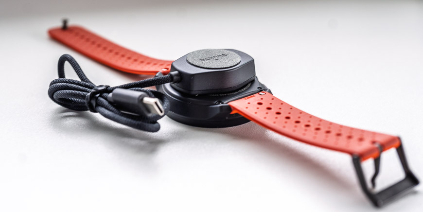 detail zadní strany hodinek Suunto Race 2 s nabíječkou