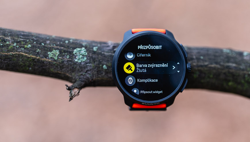 hodinky Suunto Race 2 vystavené na větvi