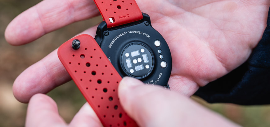 pohled na snímací senzor hodinek Suunto Race 2