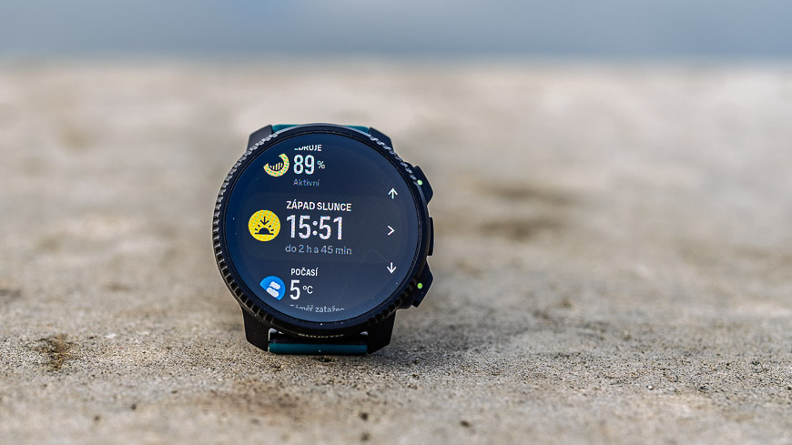 Recenze: Suunto Vertical 2 – Nejlepší parťák každého dobrodruha Displej ukazující čas západu slunce na chytrých hodinkách Suunto Vertical 2