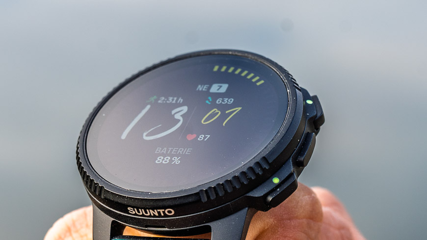 Recenze: Suunto Vertical 2 – Nejlepší parťák každého dobrodruha Displej a luneta chytrých hodinek Suunto Vertical 2