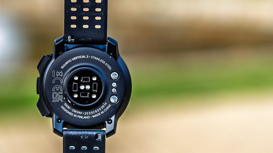 Recenze: Suunto Vertical 2 – Nejlepší parťák každého dobrodruha Chytré hodinky Suunto Vertical 2 zachyceny ze zadní strany