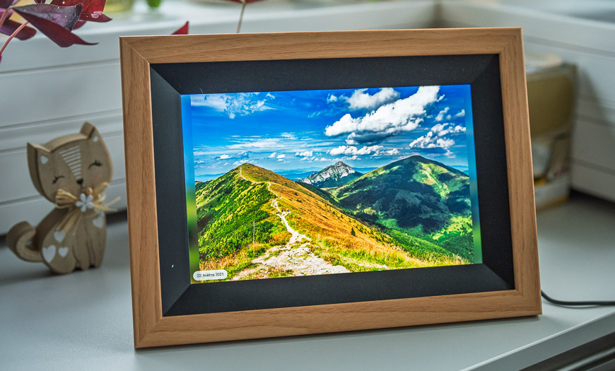 Tipy na dárky pro babičku a dědu Fotorámeček Rollei zobrazující hory