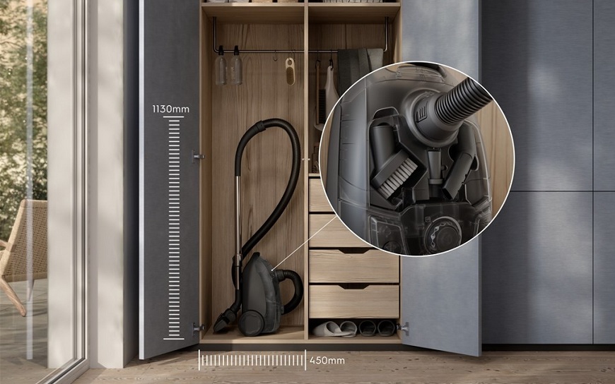 Vysavač Electrolux EB31C1UG série 300 Clean uložen ve skříni. Detail na příslušenství uložené v těle vysavače.