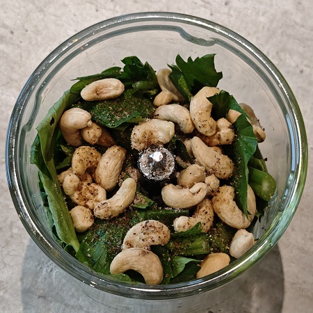 sekací nádoba plná surovin na pesto