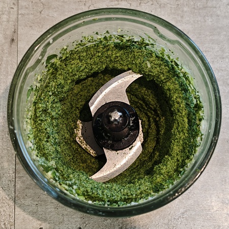 hotové pesto v sekací nádobě a čepele
