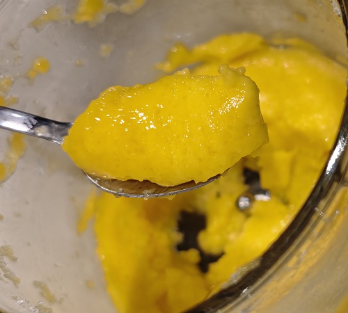 hladký mangový sorbet na lžičce