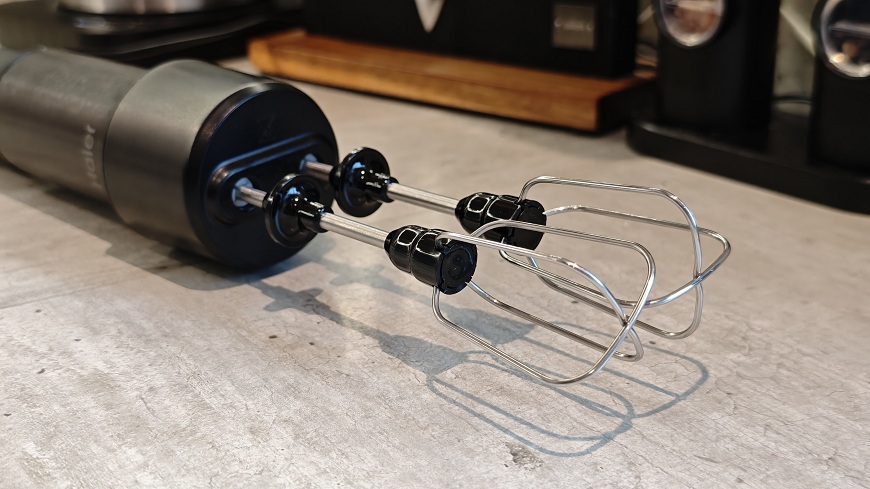 Tyčový mixér Haier I-Master Series 5 na kuchyňské lince, detail šlehacích metliček