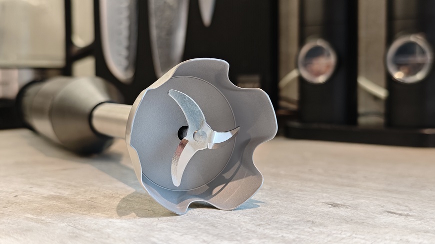 Tyčový mixér Haier I-Master Series 5 na kuchyňské lince, detail ostrých čepelí