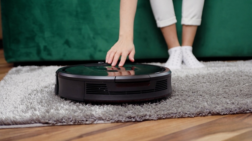 iRobot pokračuje! Produkty, služby i podpora fungují i nadále jako dosud Černý robotický vysavač značky iRobot při práci