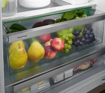 pootevřená zásuvka easyfresh, uvnitř jsou hrušky, jablka a jine ovoce