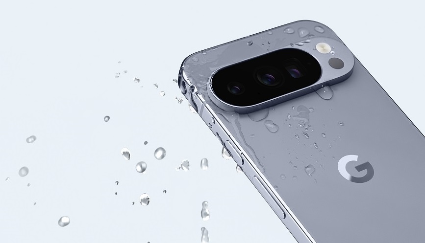 Google Pixel 6 ze zadní strany pokrytý kapkami vody
