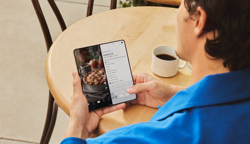Tajná novinka odhalena! Motorola Razr Fold bude ostře soupeřit se Samsungem Z Fold7. Líbí se vám? Muž sepisuje recept na Motorola Razr Fold