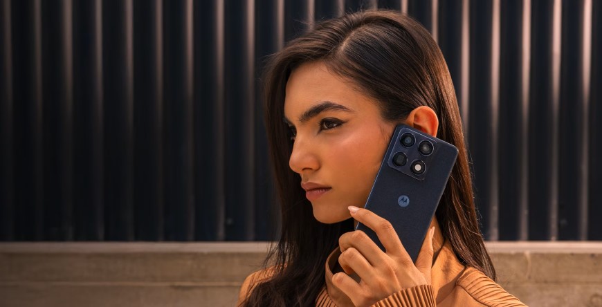Žena telefonuje černým mobilním telefonem Motorola Signature