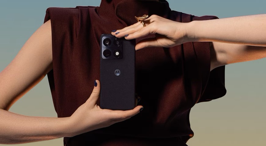 žena drží mobilní telefon Motorola Signature