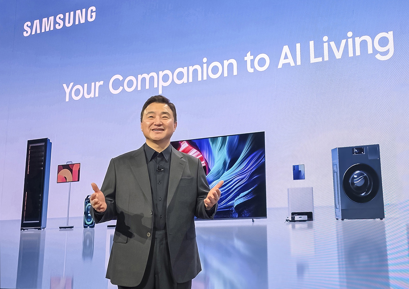 Samsung na CES 2026: AI je parťák do života Generální ředitel Samsungu TM Roh před plátnem s prezentací vize Samsungu Your Companion to AI Living na CES 2026