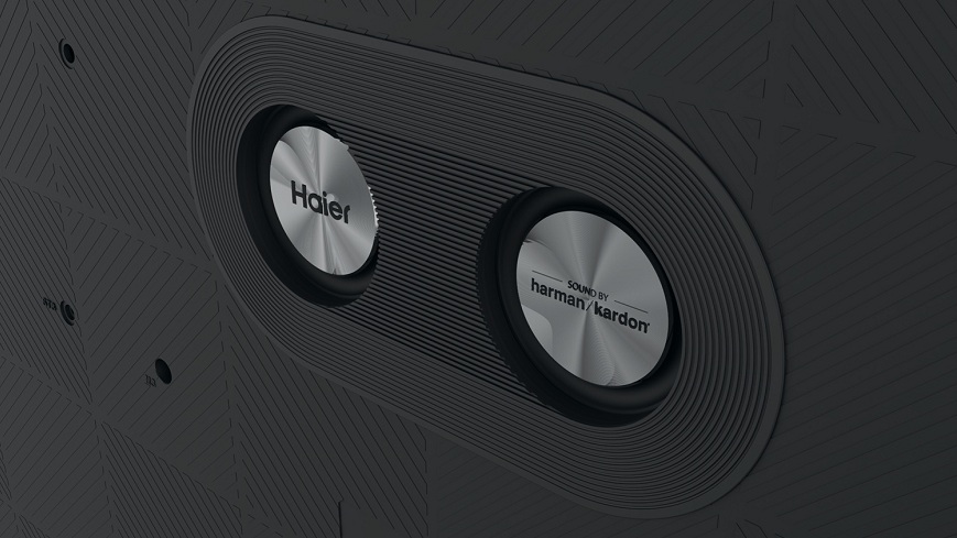 integrovaný subwoofer harman kardon na zádech televize
