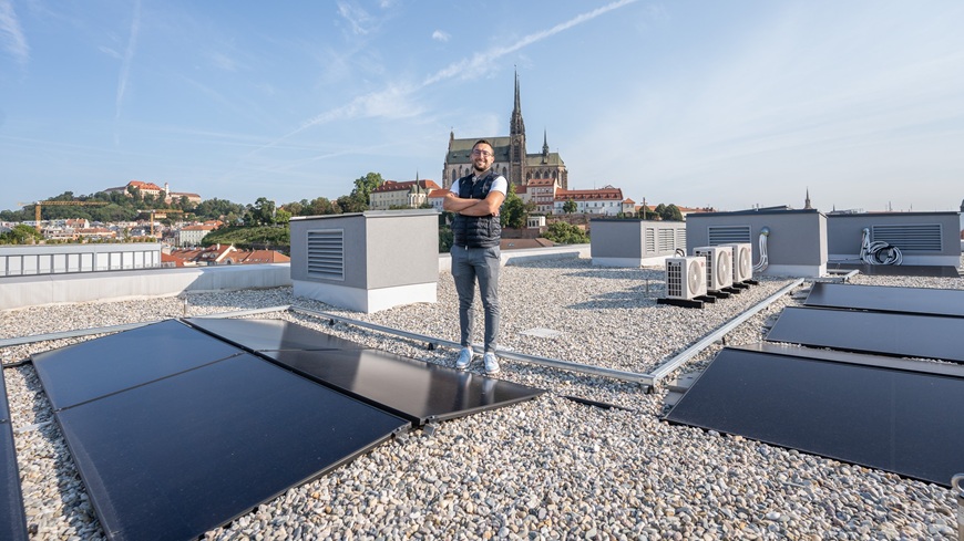 Ukázka fotovoltaiky ILIOS – solární panely situované na střeše komplexu CENTROPOLIS v Brně, v pozadí majitel společnosti