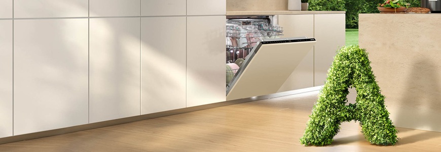 Myčka Gorenje z modelové řady G600 má pootevřená dvířka a v popředí je písmenko A, značící energetickou třídu.