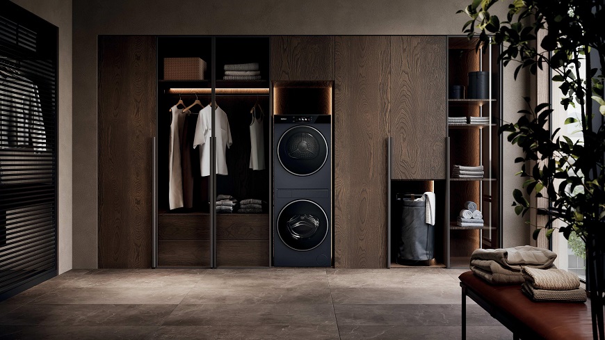 Jak vybrat sušičku prádla? Elegantní prací věž Haier v luxusní šatně.