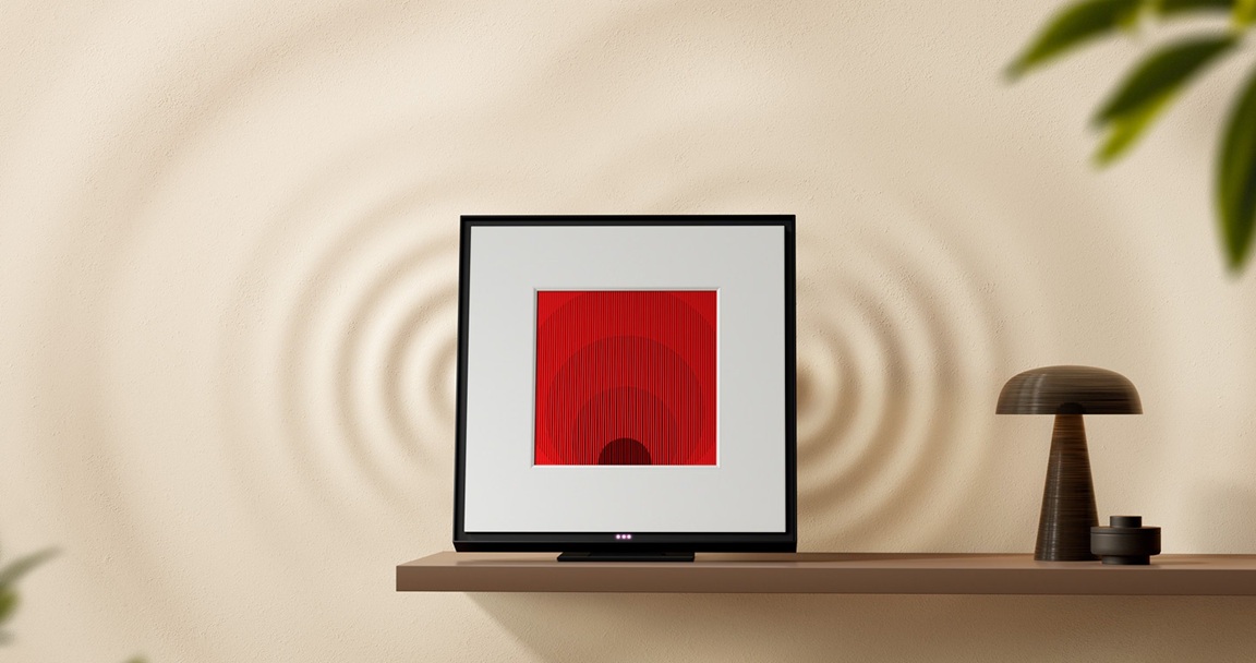 Lifestylová kolekce Samsung: Designové televizory a soundbary, které zkrášlí váš domov Reproduktor Samsung Music Frame stojí na poličce, kroužky znázorňují šíření zvuku z reproduktoru