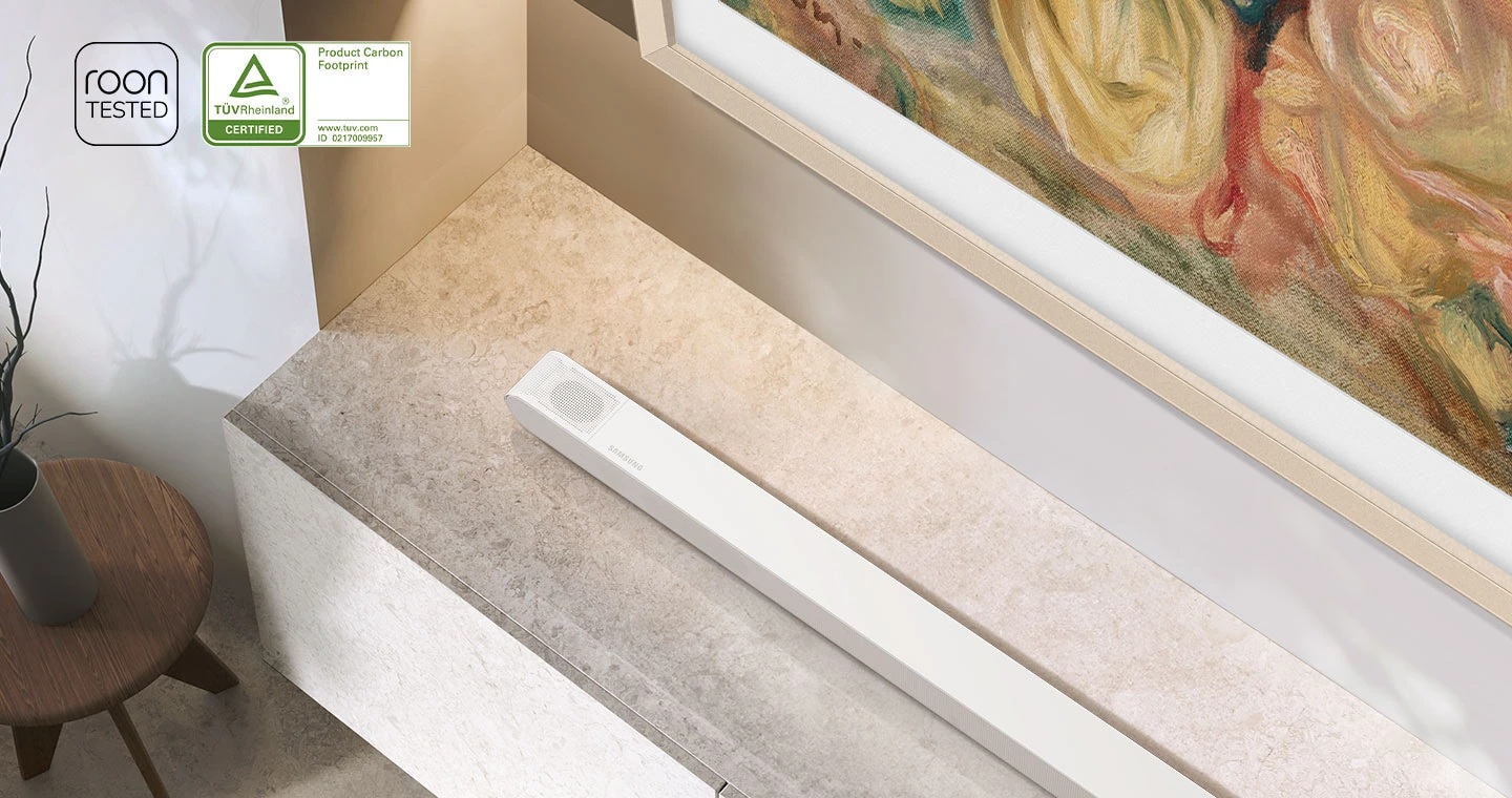 Lifestylová kolekce Samsung: Designové televizory a soundbary, které zkrášlí váš domov Soundbar Samsung HW-S801D leží na televizním stolku pod televizí