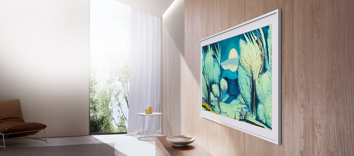 Lifestylová kolekce Samsung: Designové televizory a soundbary, které zkrášlí váš domov Televize Samsung The Frame s uměleckým dílem na obrazovce visí na zdi obývacího pokoje