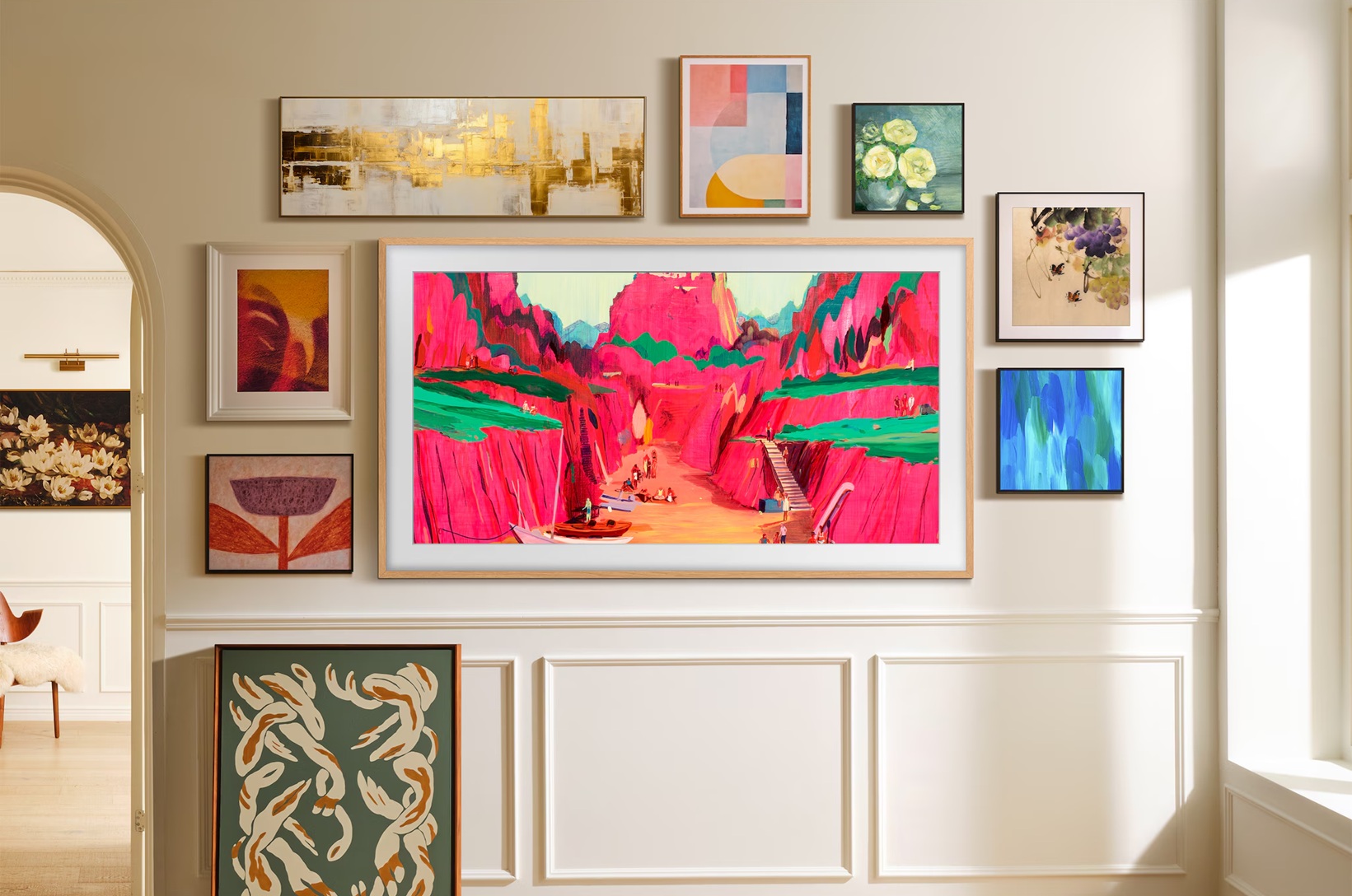 Lifestylová kolekce Samsung: Designové televizory a soundbary, které zkrášlí váš domov Televize Samsung The Frame visí na zdi mezi obrazy