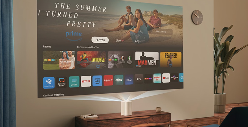 Lifestylová kolekce Samsung: Designové televizory a soundbary, které zkrášlí váš domov Projektor The Premiere 5 promítá na zeď obývacího pokoje domovskou stránku OS s nabídkou filmů a aplikací