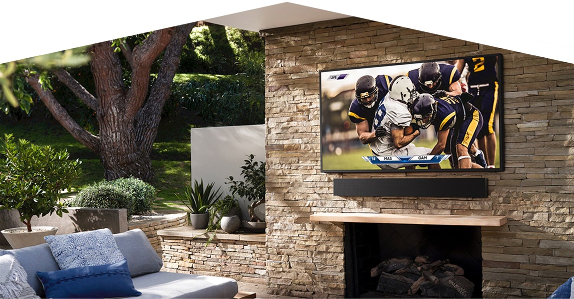 Lifestylová kolekce Samsung: Designové televizory a soundbary, které zkrášlí váš domov Televize The Terrace visí na kamenné zdi terasy pod střechou, za zdí je otevřený prostor do zahrady