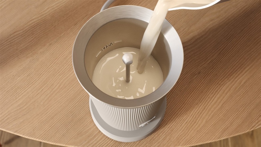 nalévání mléka do napěňovače Philips Baristina