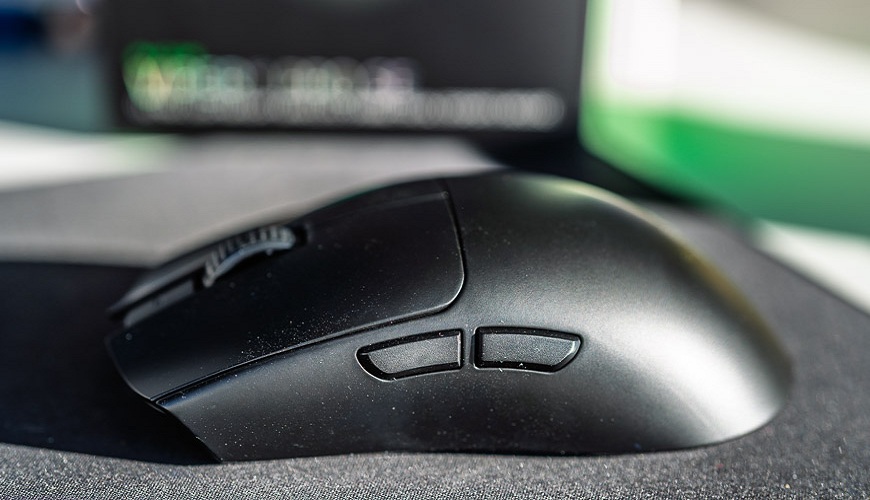 Herní myš Razer Viper V3 Pro SE – Našlapaná výzbroj pro FPS i kompetitivní hry Tlačítka na boční straně herní myši Razer Viper V3 Pro SE