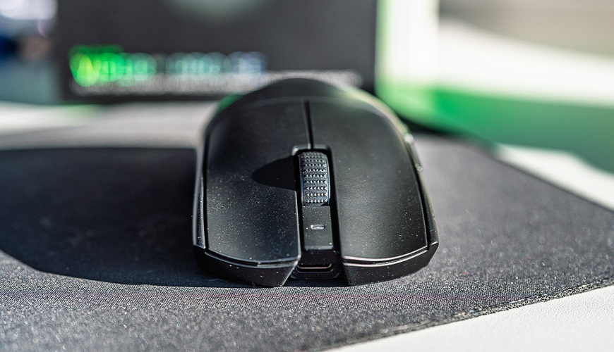 Herní myš Razer Viper V3 Pro SE – Našlapaná výzbroj pro FPS i kompetitivní hry Herní myš Razer Viper V3 Pro SE na podložce