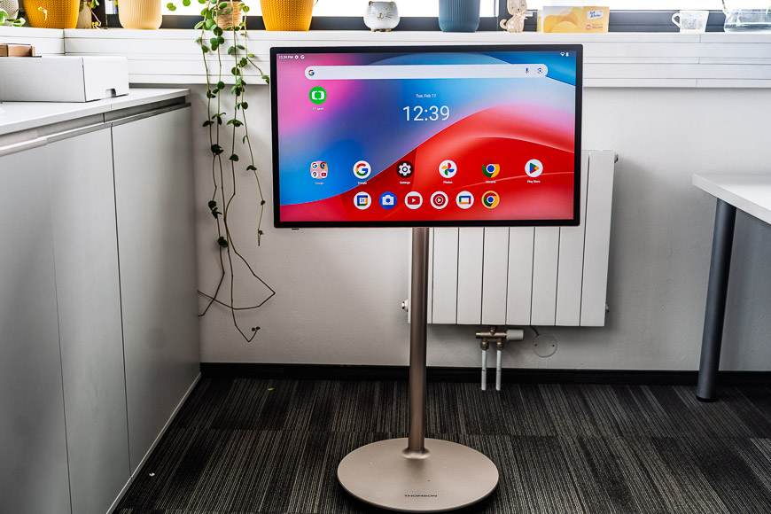 Recenze: Televize Thomson Go Plus vás bude věrně následovat v podstatě kamkoli pojízdná televize Thomson Go Plus v kanceláři u okna