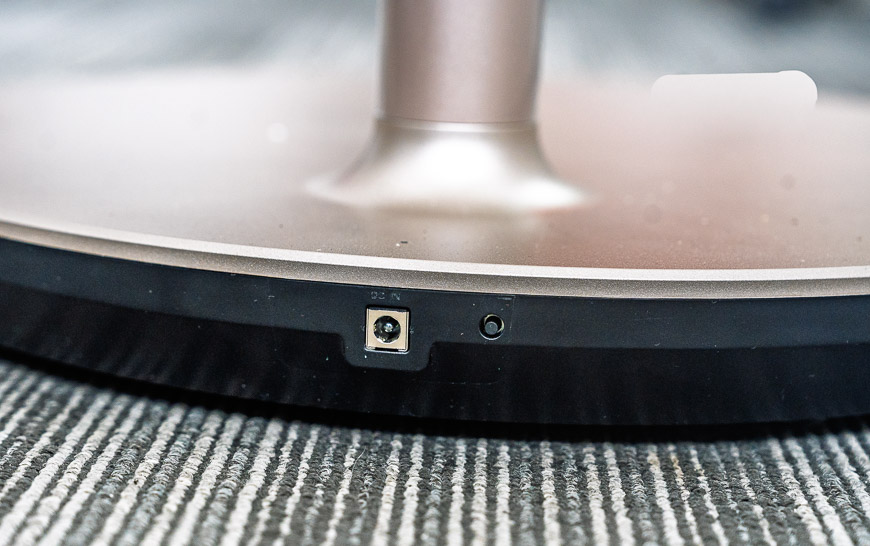 Recenze: Televize Thomson Go Plus vás bude věrně následovat v podstatě kamkoli detail spodní části stojan TV Thompson Go Plus