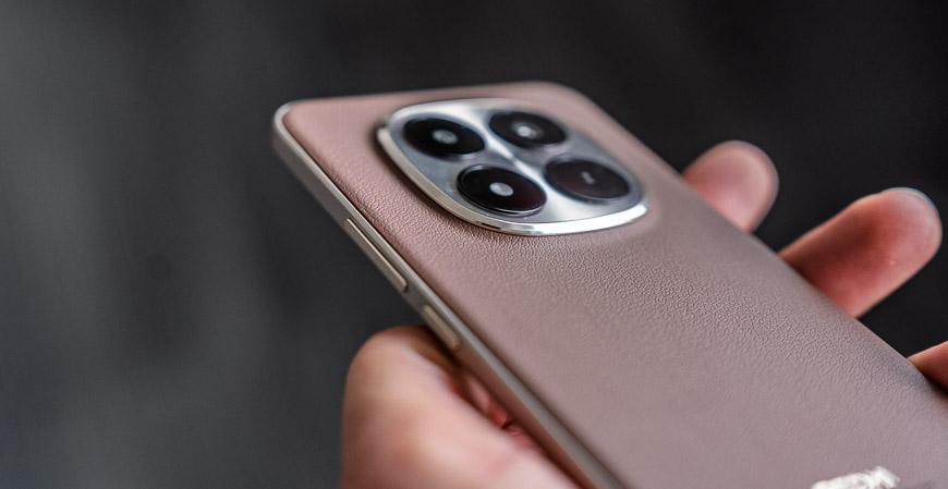 Recenze: Xiaomi Redmi Note 15 Pro+ 5G – Stylový mobil, který jen tak nevybijete telefon Redmi Note 15 pro + držený v ruce