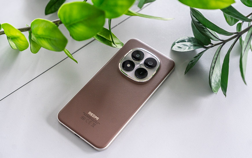 Recenze: Xiaomi Redmi Note 15 Pro+ 5G – Stylový mobil, který jen tak nevybijete pohled na zadní stranu telefonu Xiaomi Redmi Note 15 Pro+