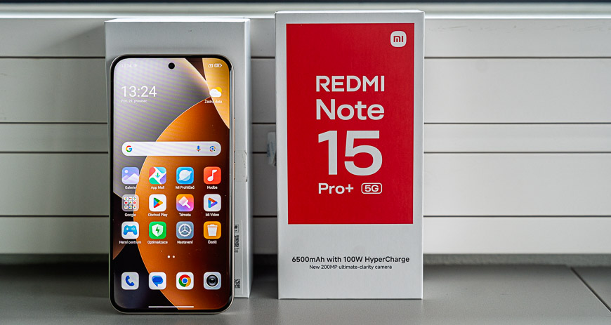 Recenze: Xiaomi Redmi Note 15 Pro+ 5G – Stylový mobil, který jen tak nevybijete vybalený telefon Redmi Note 15 Pro+ vedle krabičky