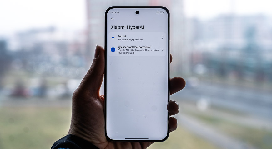 Recenze: Xiaomi REDMI Note 15 Pro+ 5G – Stylový mobil, který jen tak nevybijete Redmi Note 15 Pro+ držený v ruce