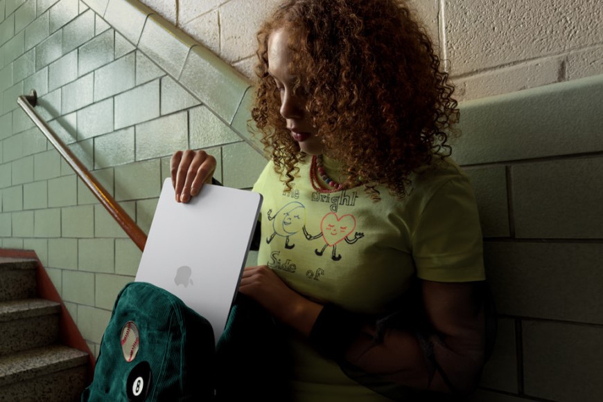 Apple s novinkami dále boduje – upgradoval Macy a odhalil nové duo monitorů Studio Display žena ukládá do batohu nový MacBook Air M5