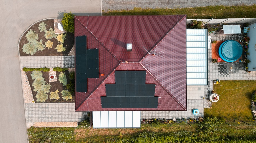 Ukázka projektu ILIOS – pohled shora na střechu rodinného domu s usazenými solárními panely