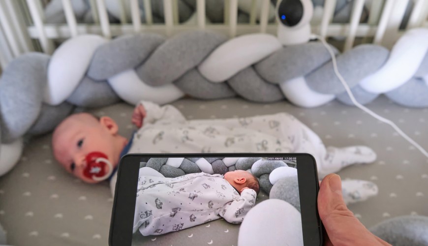 Jak vybrat IP kameru? IP kamera snímající dítě v postýlce